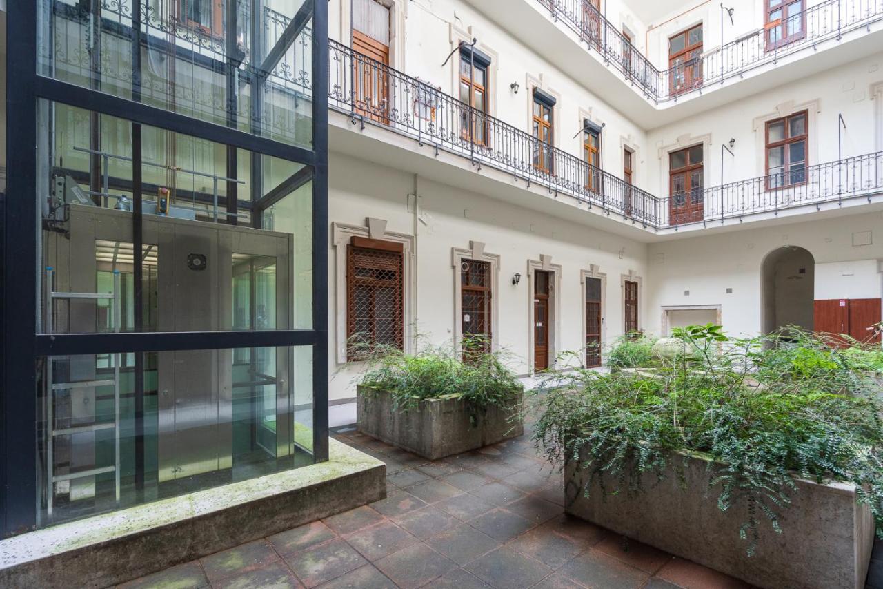 Luxury Peaceful Apartment By The St Stephen'S Basilica Boedapest Buitenkant foto